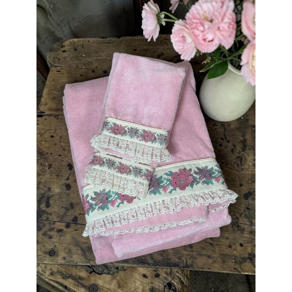 VTG Pink Bath Towel set with Rose Tapestry Ribbon Lace Ruffle Trim Shabby Chic